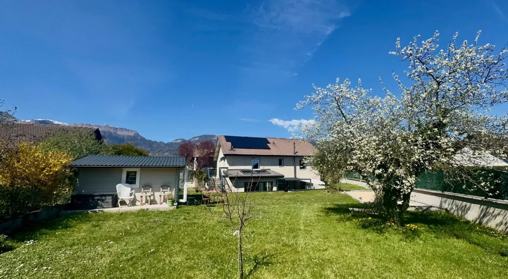 Jardin - Villa Rénovée avec Vue Montagne à Cessy