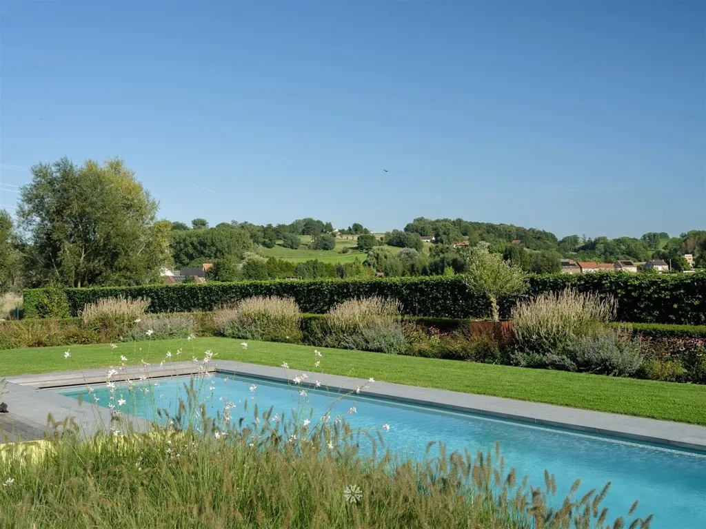 Piscine - Villa avec Vue Panoramique dans le Pays des Collines