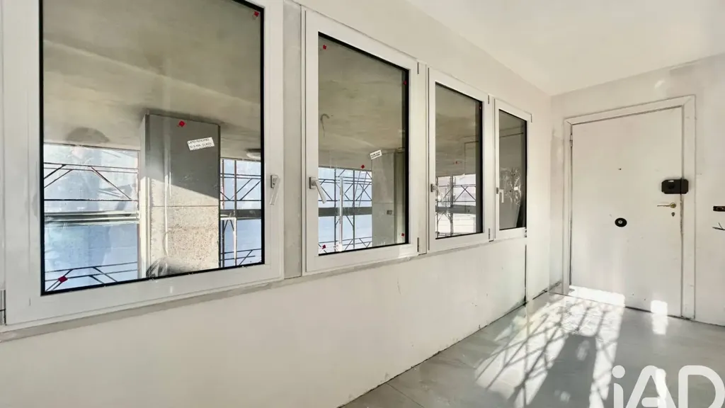 Entrée - Modern Triplex with Balcony in Florence
