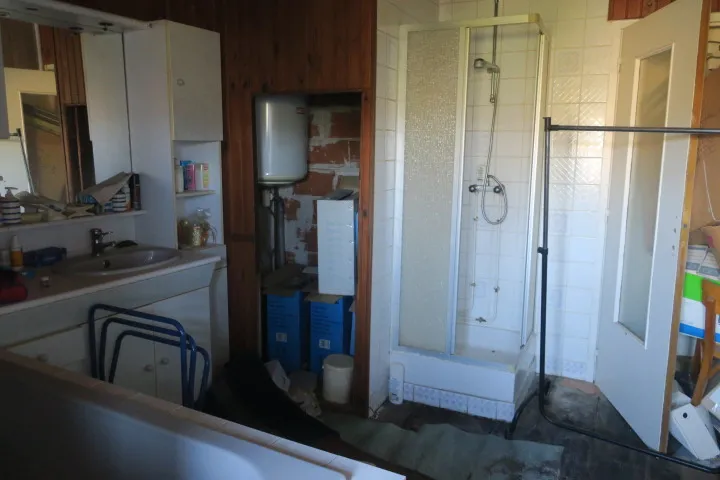 Salles de bain - Immeuble à Rénover avec Local Commercial à Urcay