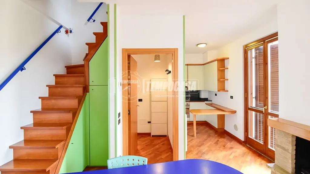 Elutuba - Two-Level Apartment with Balcony in Cantù
