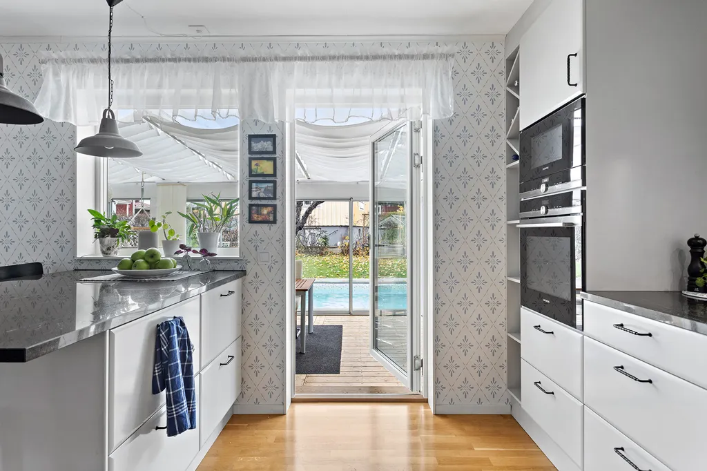 Cuisine - Family Villa with Pool in Eskilstuna