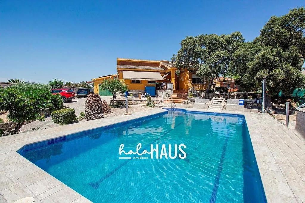 Pool - Chalet with Pool and Terrace in Calalberche
