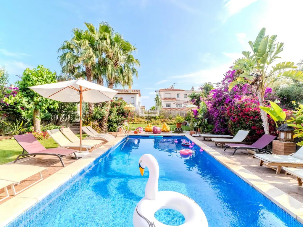 Bassein - Six-Bedroom House with Pool in Levantina