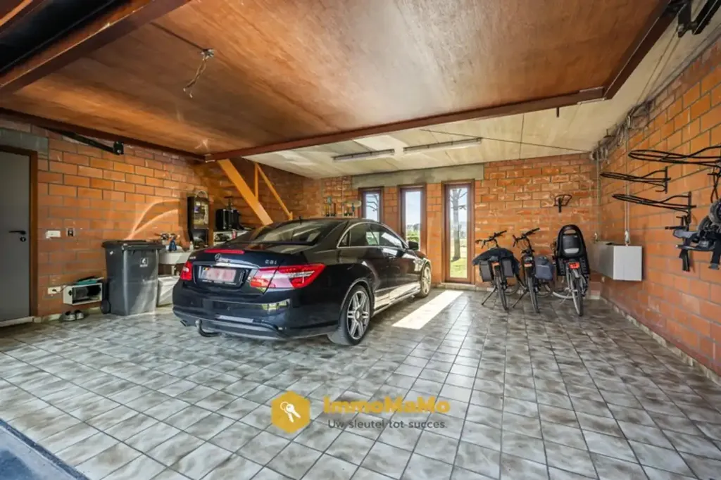 Garage - Villa avec Piscine Intérieure et Écuries à Mendonk