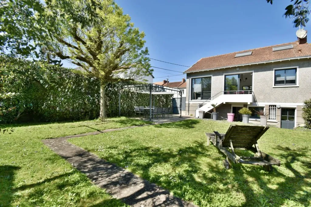 Aed - 1950s House with Garden in Cholet