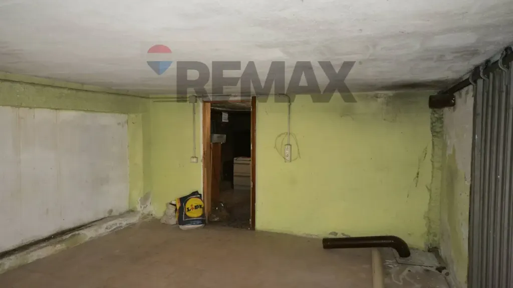 Garage - Independent House with Balcony in Carcare