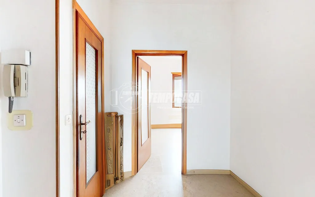 Esik - Three-Bedroom Flat with Panoramic View in Orbassano