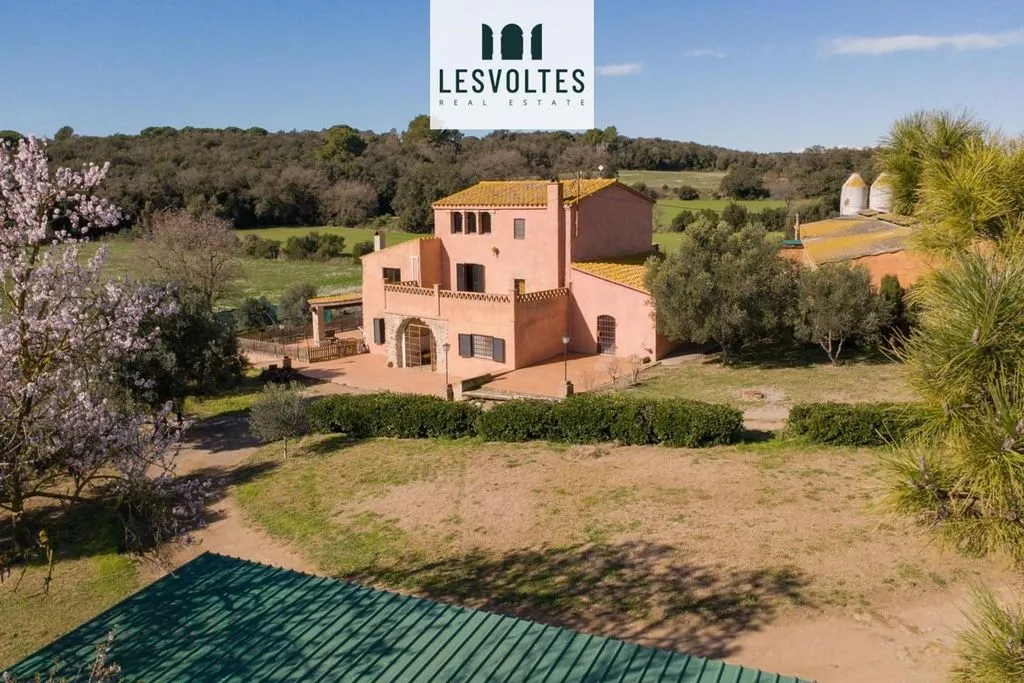 Vista aerea - Refurbished Farmhouse with Pool in Corçà