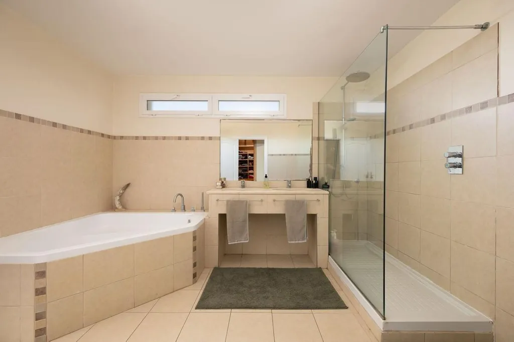 Salles de bain - Detached Villa with Private Pool in Río Real, Marbella