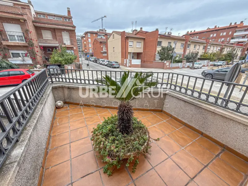 Rõdu - Detached Corner House with Multiple Terraces in Martorell