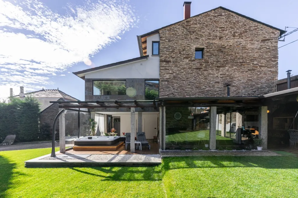 Terrasse - Restored Chalet with River Walk Access in Lugo