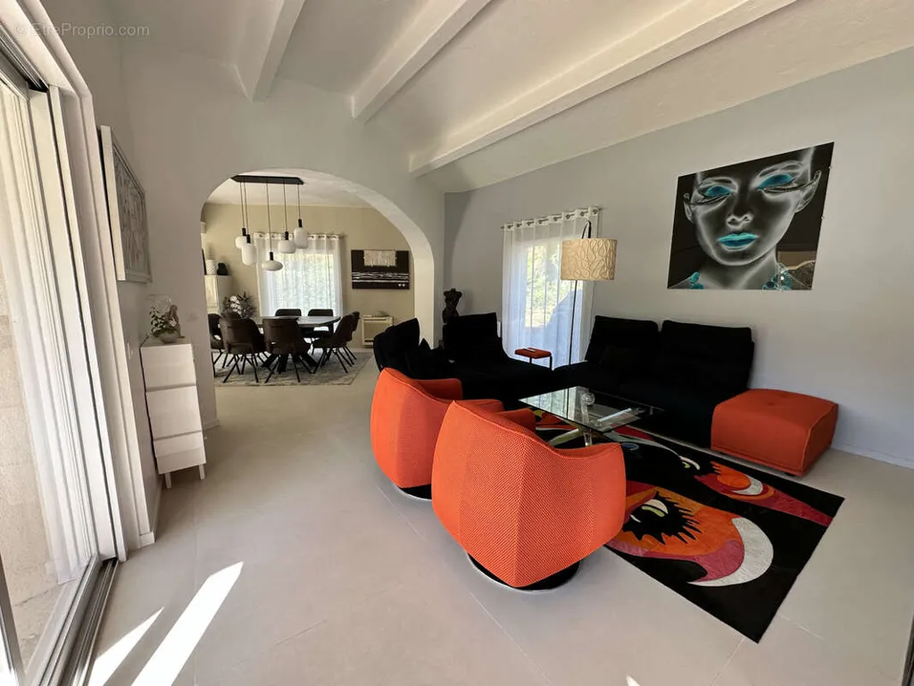 Séjour - Villa Rénovée avec Piscine au Muy
