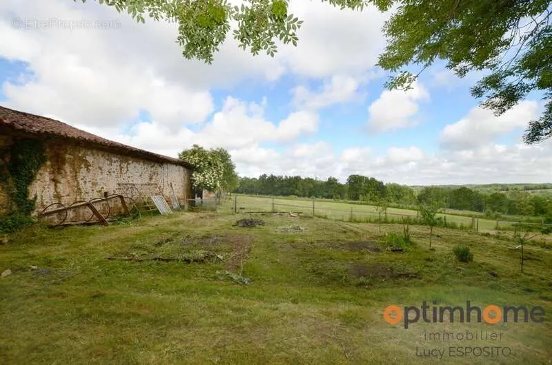 Jardin - Ferme Rénovée avec Grand Jardin à Cherves-Châtelars