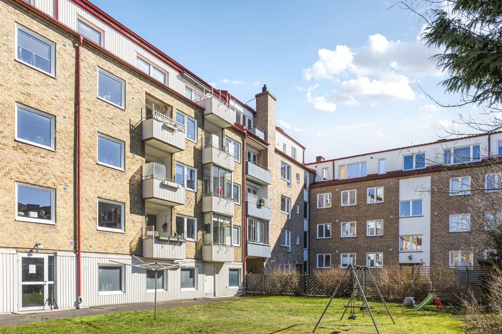 Giardino - Apartment with South-Facing Balcony in Central Location