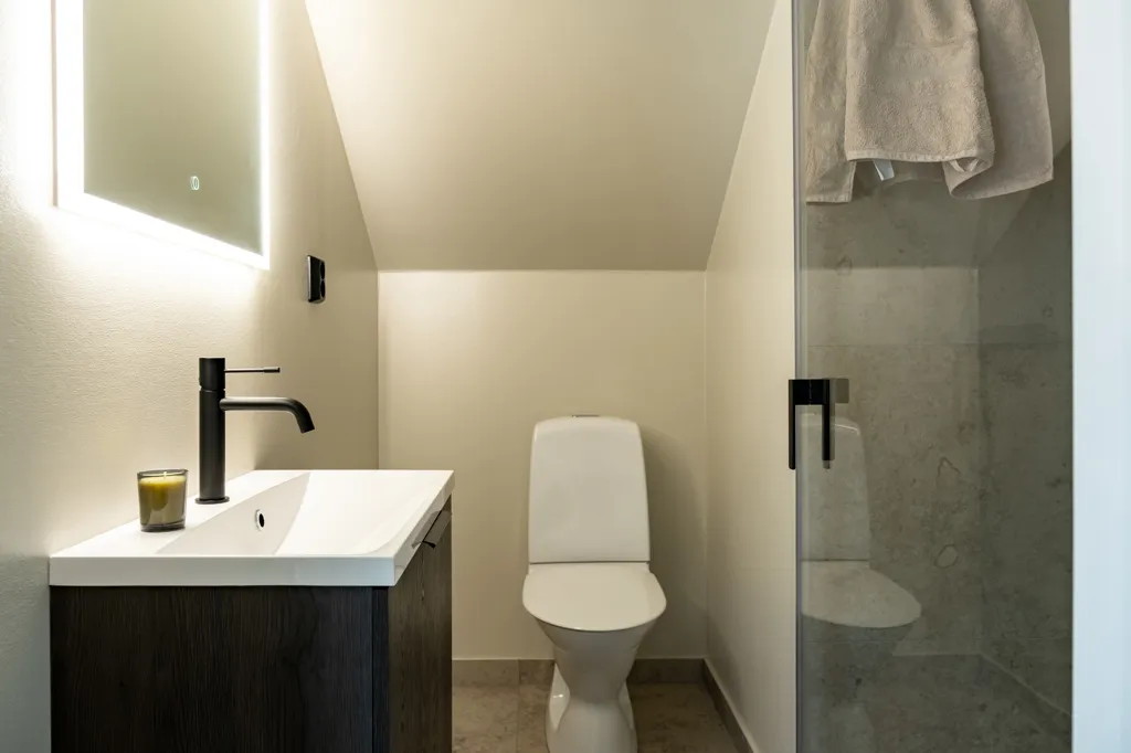 Salles de bain - Modern Apartment with River View in Duved