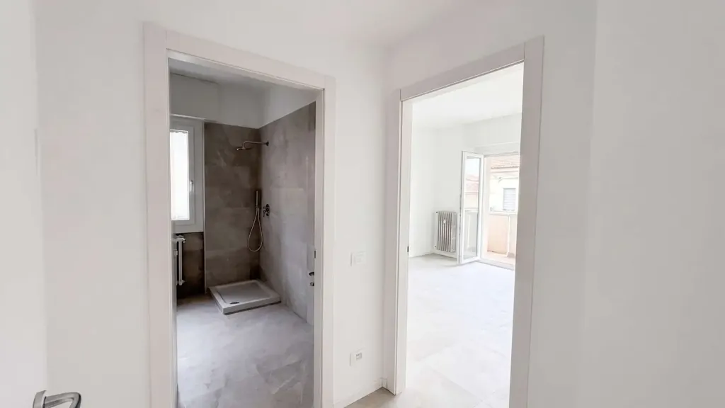 Esik - Modernised 2-Bedroom in Mariano Comense Centre