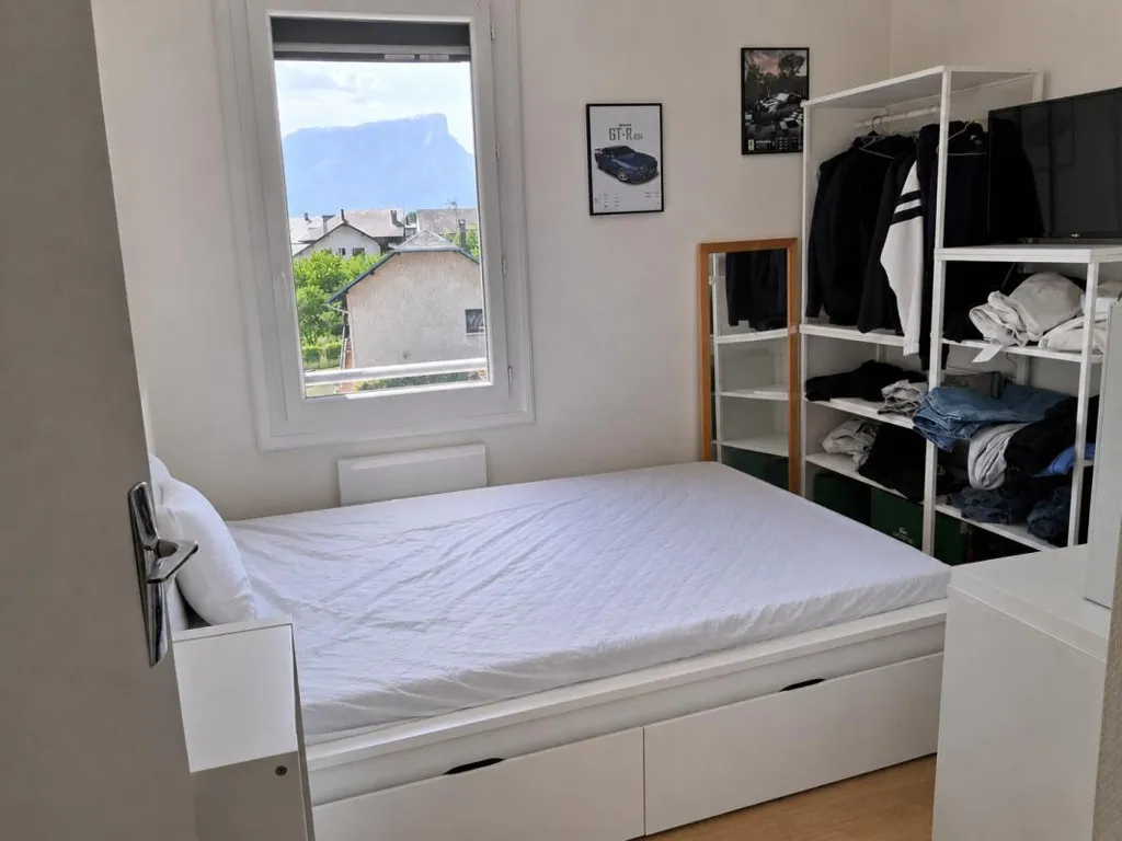 Magamistoad - Well-Maintained 3-Bed Flat with Balconies in Central Location