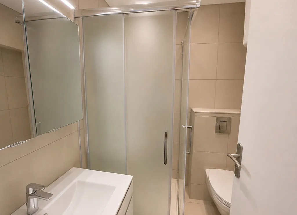 Bathrooms - 2-Bedroom Apartment in Aix-en-Provence