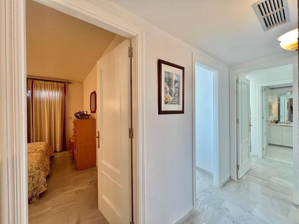 Entrée - Semi-detached House with Pool on National Road