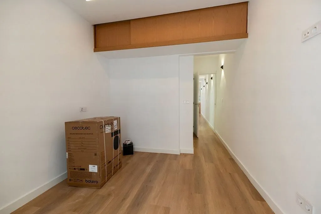 Esik - 2-Bedroom Flat with Balcony in Madrid