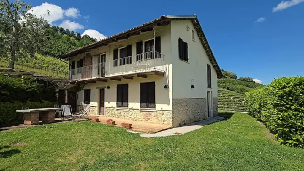 Exterior - Rustic Cascina with Garden in Diano d'Alba