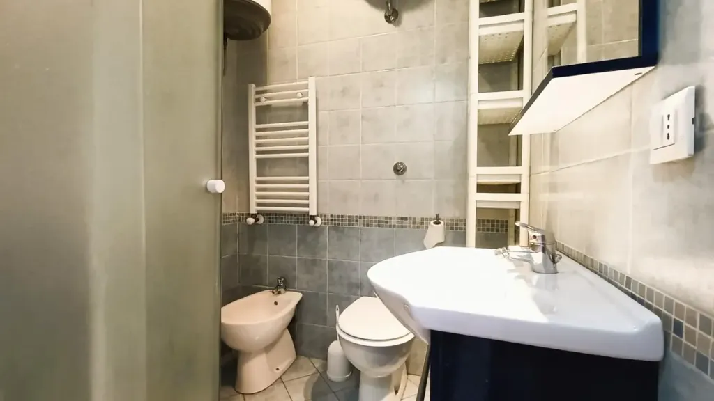 Salles de bain - Modernised Studio with Balcony in Pisa