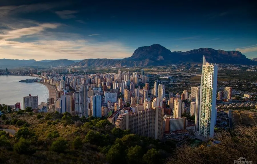 Sea-View Apartment with Pool in Benidorm