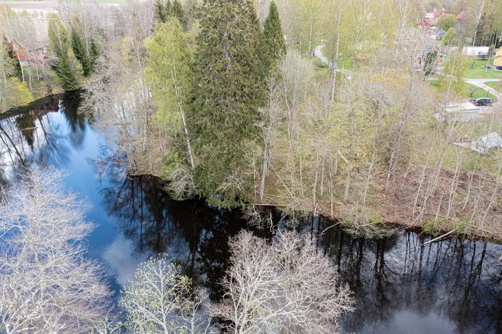 Õhuvaade - Buildable Plot with Riverfront in Skinnskatteberg