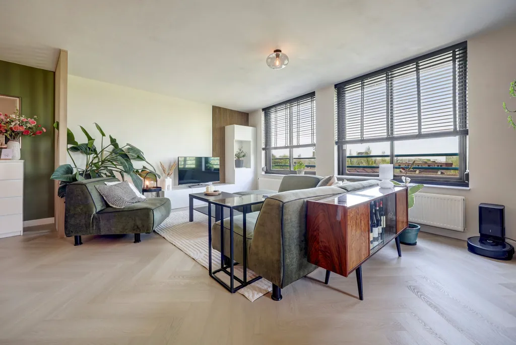 Soggiorno - Modernised 3-Bedroom Apartment with Balcony in Westerpark