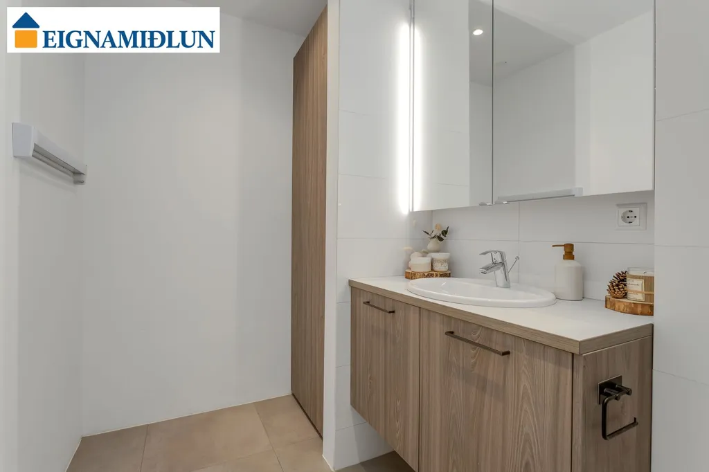Bagni - Two-Bedroom Apartment with Customised Features in Reykjavik