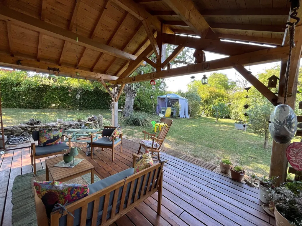 Terrasse - Villa avec Jardin et Parking à Salornay-sur-Guye