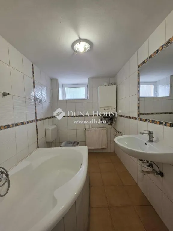 Bagni - 4-Bedroom Apartment with Garden in Pécs