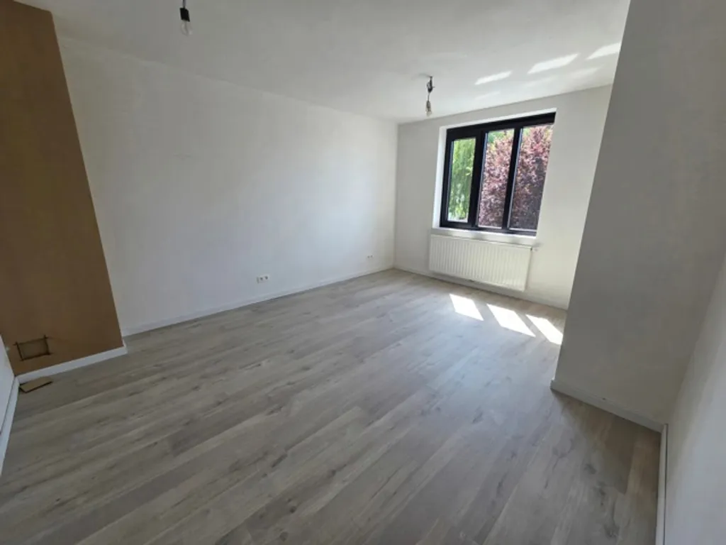 Pièces - Maison semi-détachée avec terrasse et jardin à proximité