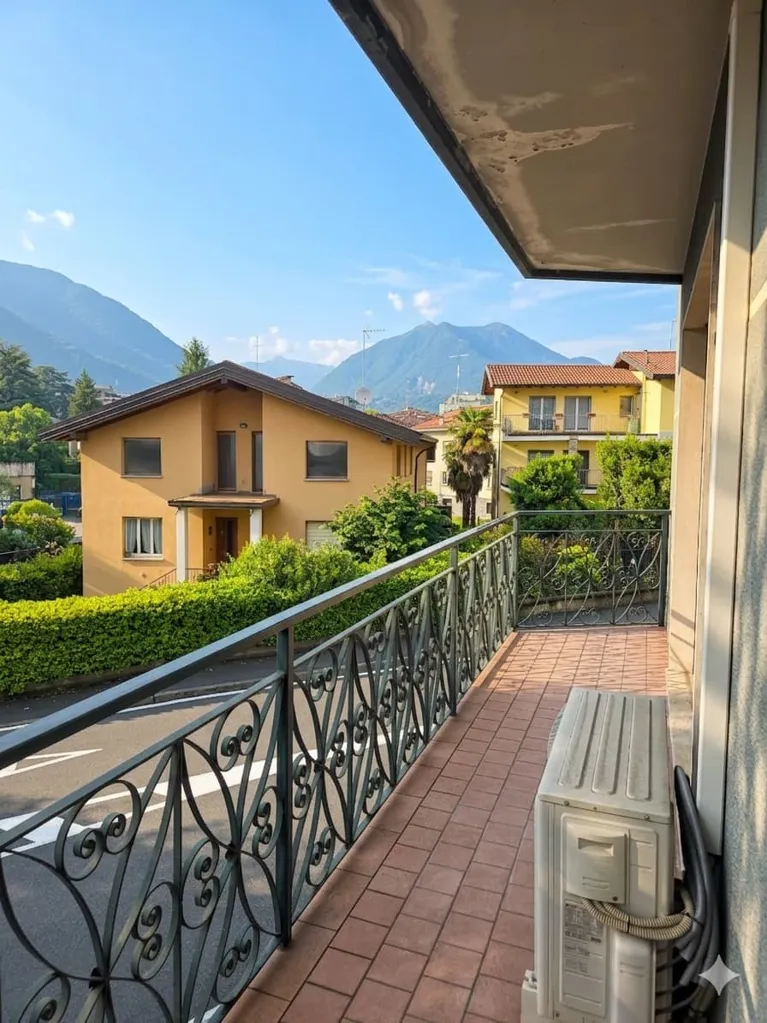 Balcone - Spacious 3-Bedroom Apartment in Erba