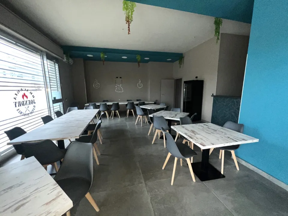 Salle à manger - Commercial Space with Street Frontage in Maddaloni