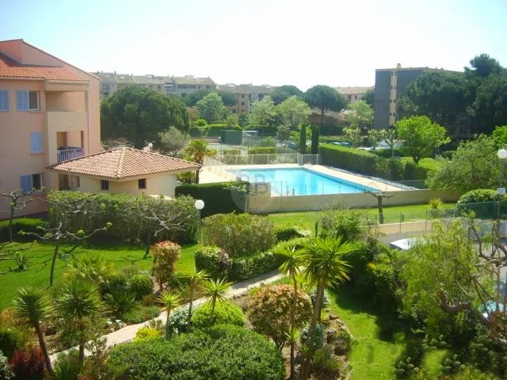 Bassein - Renovated 2-Bed Flat with Balcony in Fréjus