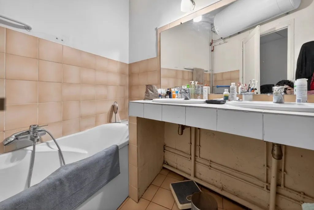 Bagni - Renovable Parisian Apartment with High Ceilings