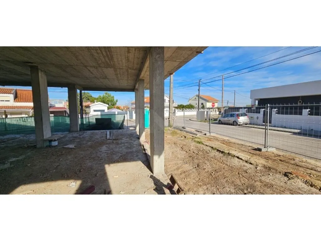 Toad - Contemporary 3-Bedroom House in Seixal