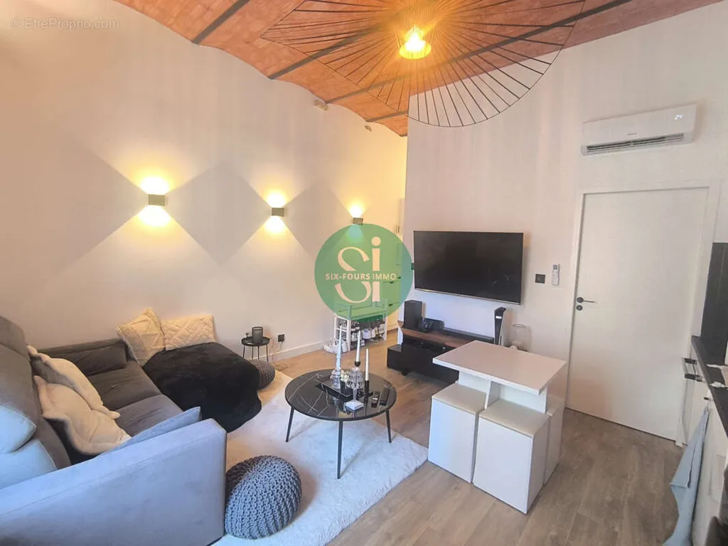 Séjour - Appartement Rénové avec Climatisation à Bandol