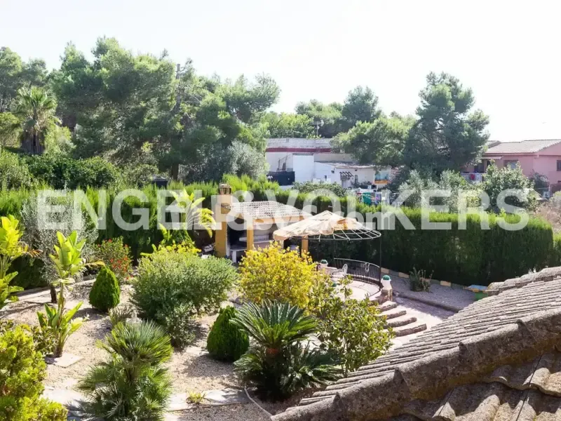 Jardin - Rustic Chalet with Pool in Montserrat