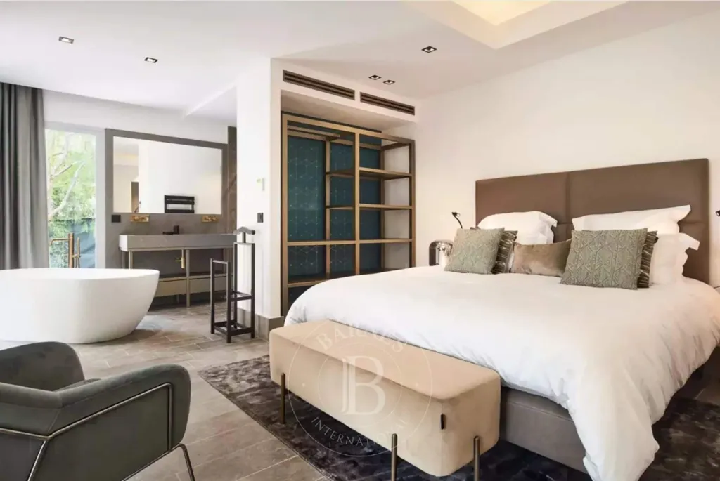 Bedrooms - 1950s Villa with Sea View in Cap d'Antibes