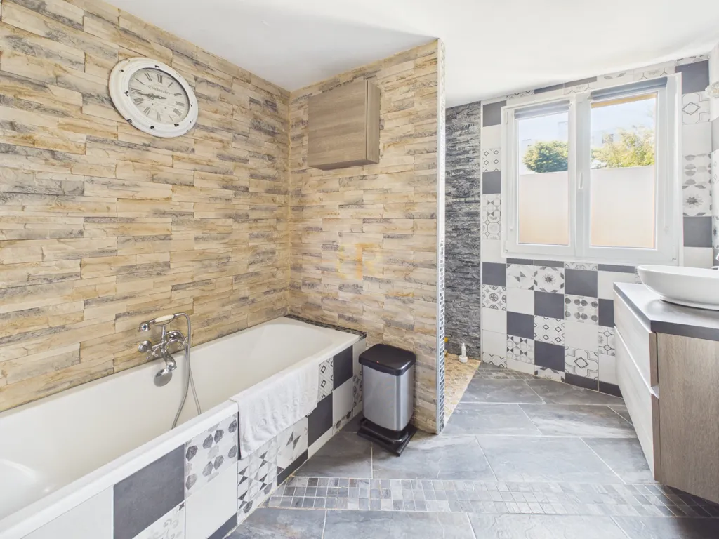 Salles de bain - Maison avec Terrasse et Jardin à Reims