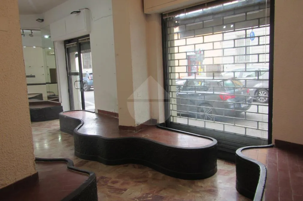 Toad - Commercial Space with 5 Vitrines in Florence Viali