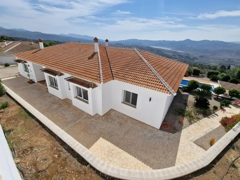 Chalet with Pool and South Views in Periana