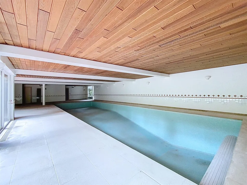 Bassein - 6-Bedroom Villa with Pool in Uccle