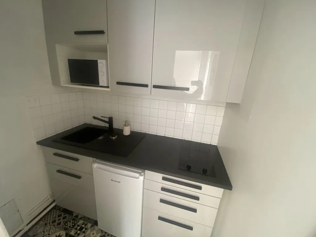Cuisine - Studio Meublé avec Ascenseur et Parking à Paris