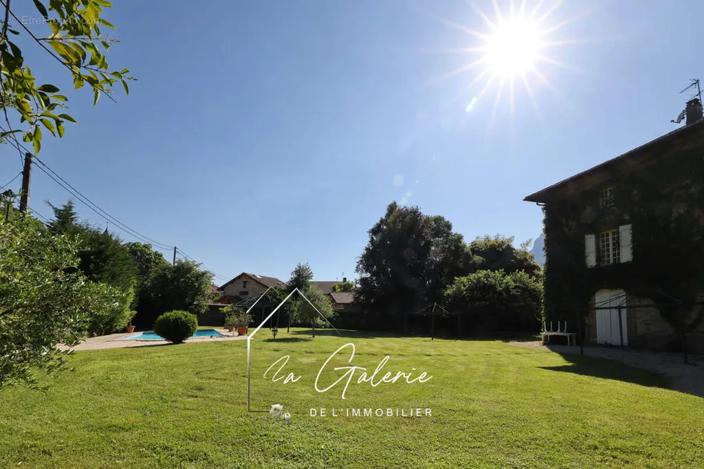 Garden - Charming House with Pool in Tencin