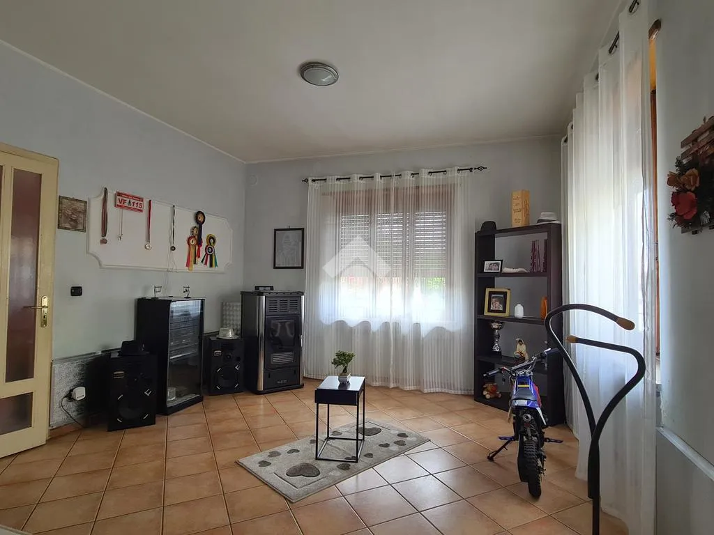 Séjour - Semi-Detached House with Courtyard in Bra