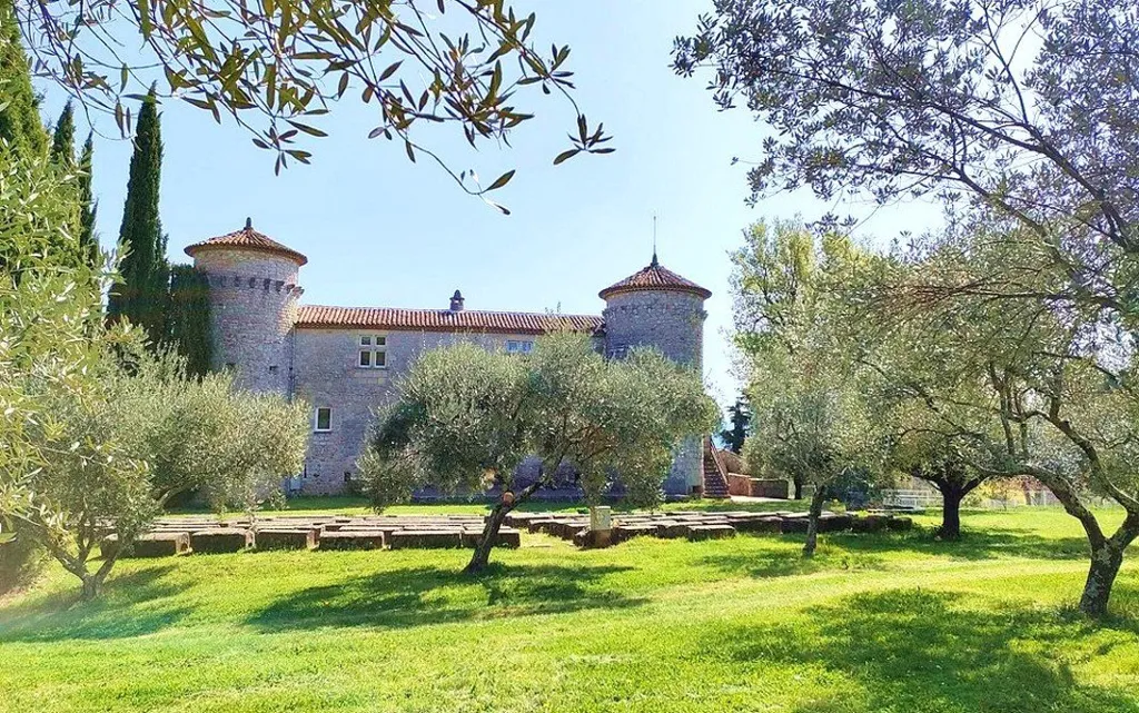 Giardino - 2-Bedroom Apartment with River View in Ardèche